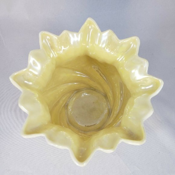 Belleek Small Cream Colored Swirl Twisted Shell Vase 6th Mark Ireland - Picture 5 of 6